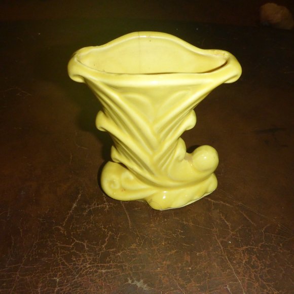 Vintage Shawnee Pottery Art Deco Cornucopia Yellow Flower Bud Vase USA 835
